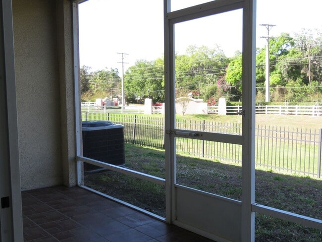 Building Photo - Townhouse 3Bed 2.5 bath Avail June 6th, 2025