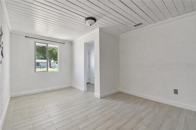 Building Photo - 9616 Pineridge Ave