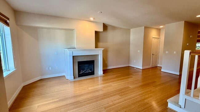 Building Photo - Spacious 2 Bed 2.5 Bath Lakemont Townhome with Greenbelt Views.