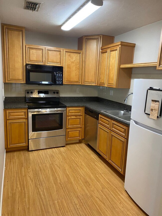 Building Photo - 2 Bed 1.5 Bath Condo