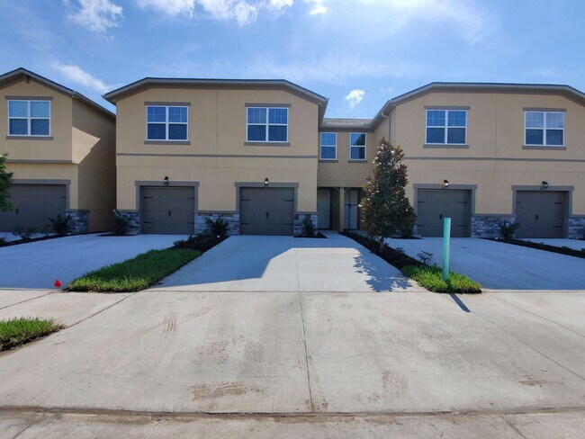 Building Photo - Beautiful 3-Bedroom Townhome in Gated Avea Pointe