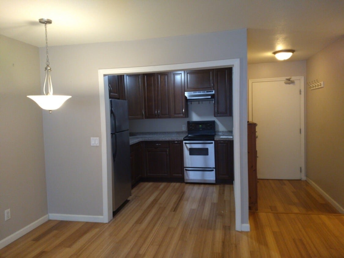 Entrance/Kitchen/Kining - 40 Hoffman Court