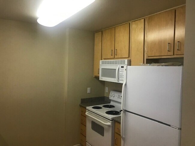 Foto del edificio - GROUND LEVEL 1 BR, 1 BA WHEEL CHAIR ACCESSIBLE UNIT!