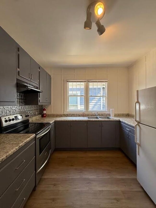 Building Photo - Charming Cottage in the trendy downtown area near Greenfield Lake Park