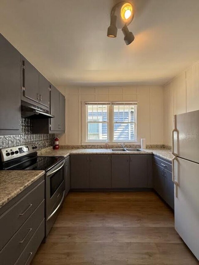 Foto del edificio - Charming Cottage in the trendy downtown area near Greenfield Lake Park