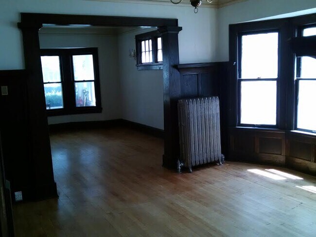 Comedor a sala de estar - 2957 N Frederick Ave