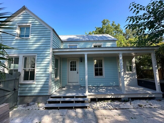 Building Photo - Charming Private Carriage Home in Downtown...