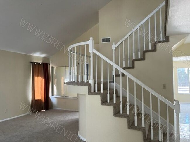 Foto del edificio - 4BD/ 3BTH 2 STORY HOME EAST LANCASTER