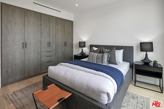 Foto del edificio - 5166 W Mid City Ct