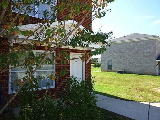 Foto del edificio - 642-640 Clover Ave