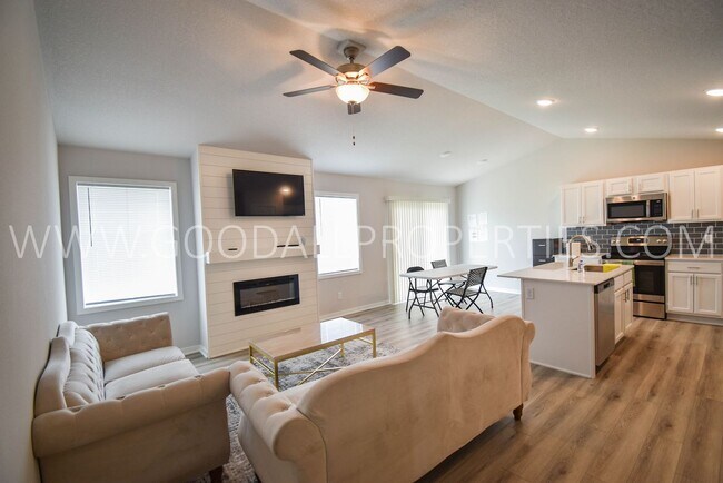 Foto del edificio - MOVE IN SPECIAL $500 off first months rent...