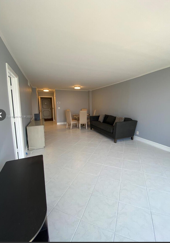 Building Photo - 2049 S Ocean Dr