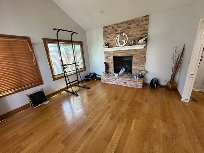 Bonus room with fire place - 5800 S 77th St