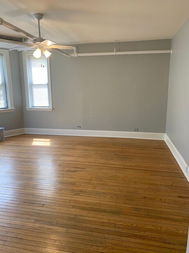 Living - 2324 N Spaulding Ave