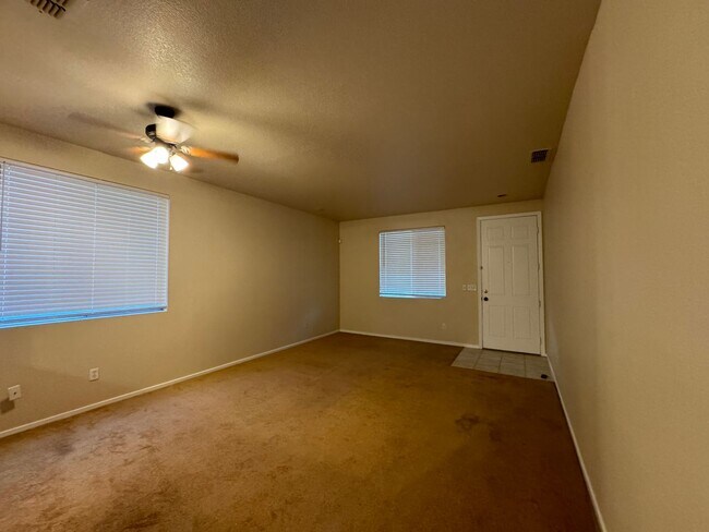 Building Photo - Conveniently Located Home