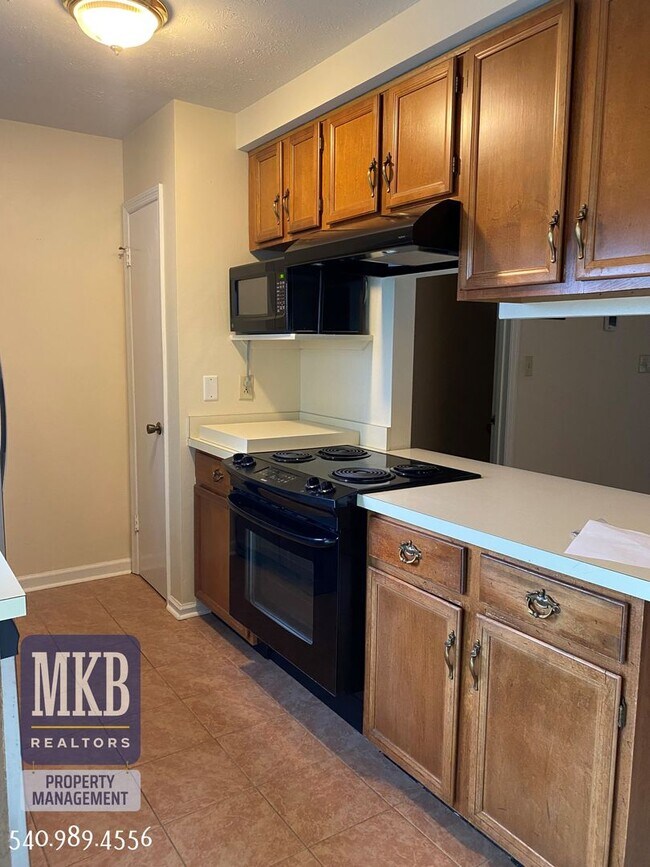 Building Photo - Beautiful Townhouse Located in the Stonehenge Neighborhood