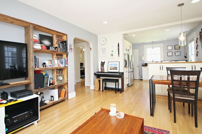 Building Photo - Charming Fry's Spring Cottage Near UVA