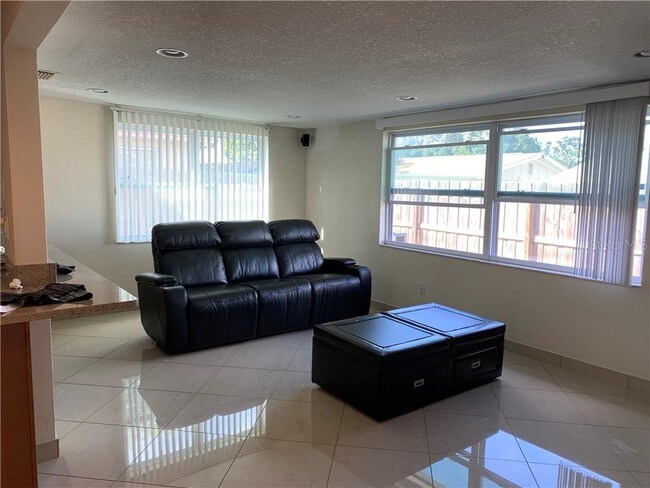 Foto del edificio - 6031 Maplewood Dr