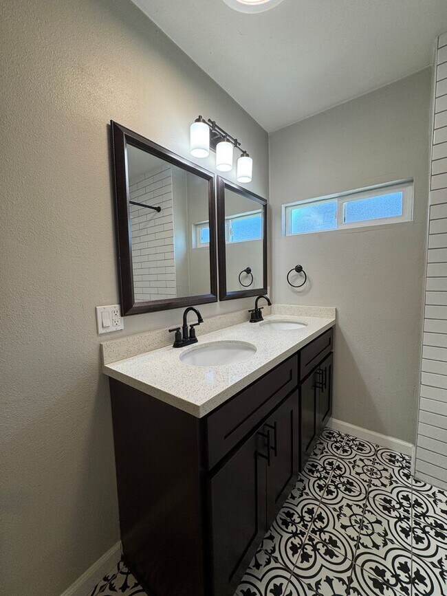 Foto del edificio - Freshly Renovated 2bd 2ba House