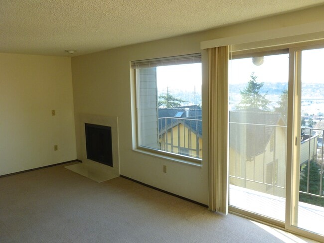 living room - 4511 Greenwood Ave N