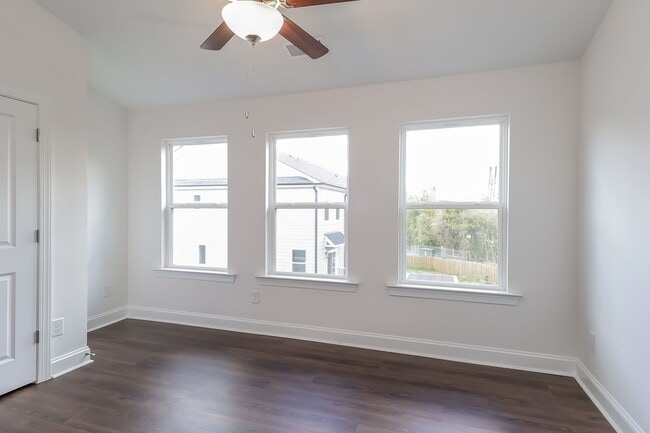 Foto del edificio - Beautiful 3BR 3.5BA Townhome w/ Full Appliance Kitchen - Garage Parking in West End