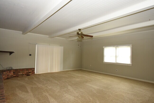 Building Photo - MOVE IN READY