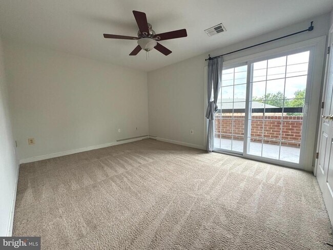 Foto del edificio - 6924 Fairfax Dr