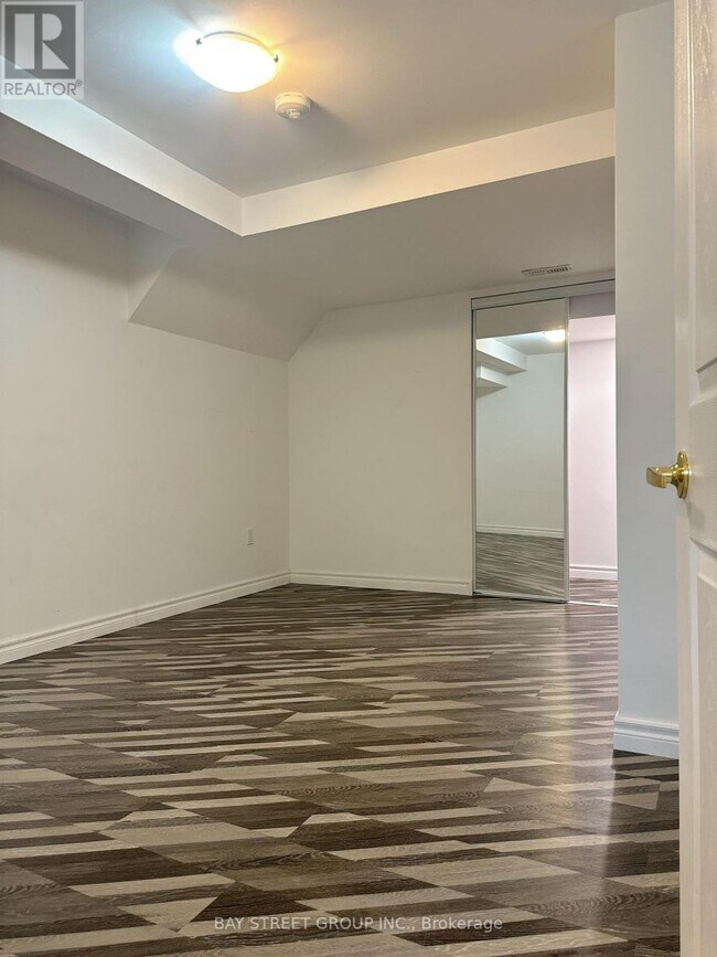 71 Strathgreen Ln, (Keswick South), ON L4P 0J2 House for