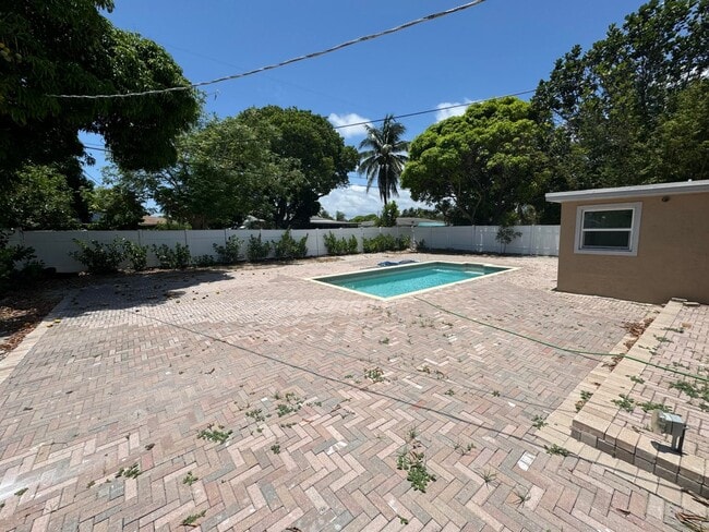 Building Photo - 330 Cypress Dr