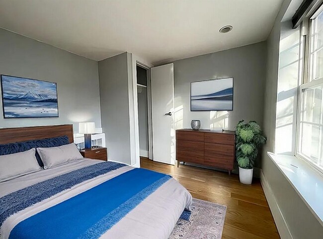 Foto del edificio - Private bedroom in 4 bed/1 bath Home