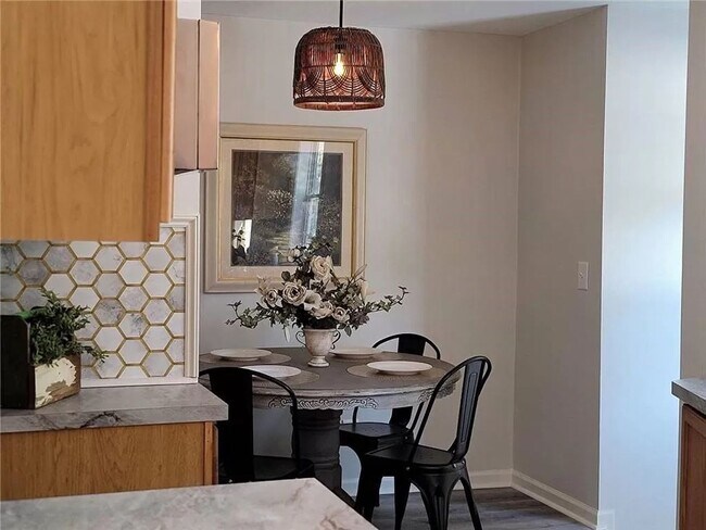 Foto del edificio - Spacious 3 Bedroom Home with Fenced Yard, Updated Kitchen & Covered Parking!