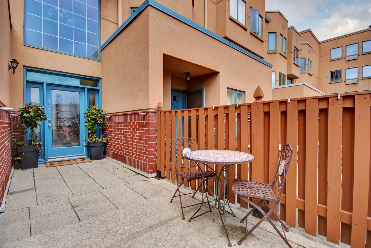 Building Photo - 305 Chase Ct
