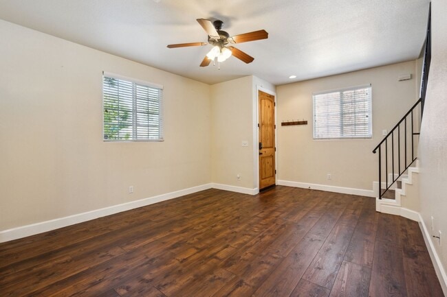 Building Photo - Gorgeous 3bed/2.5bath home near Curtis Park