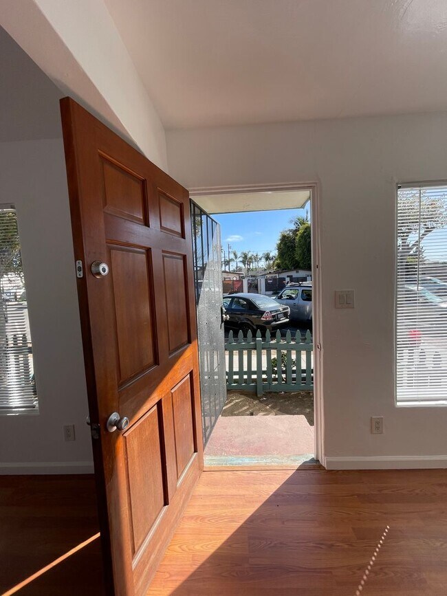 Building Photo - Voltaire Duplex