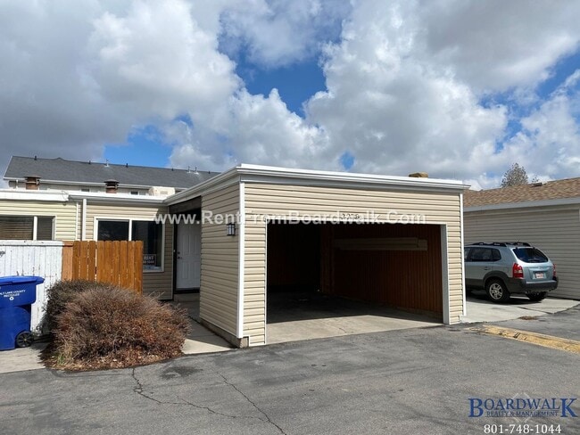 Foto del edificio - Updated 3 Bedroom Home With Fully Fenced Y...