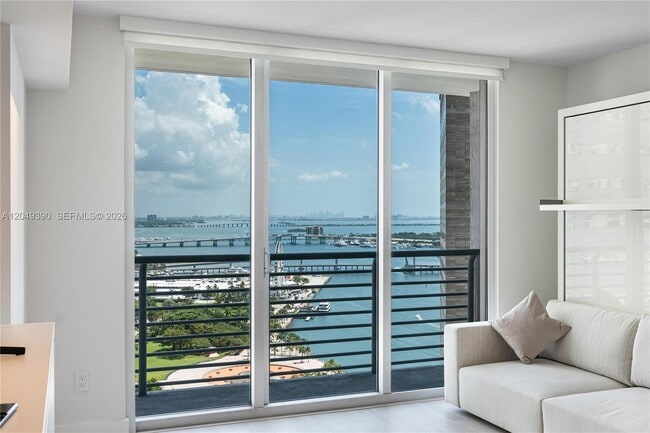 Foto del edificio - 325 S Biscayne Blvd