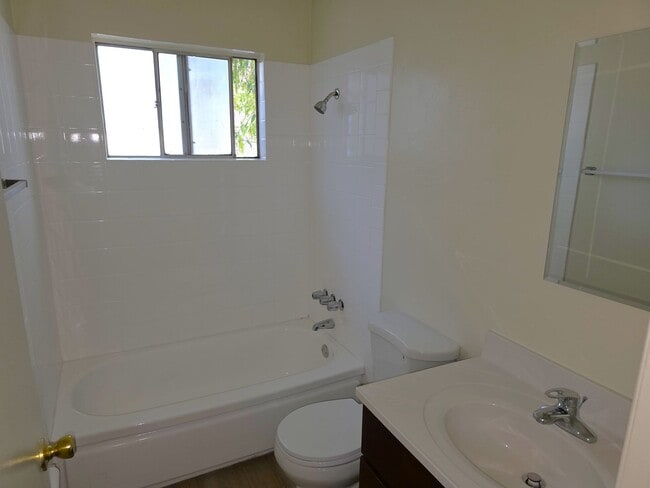 Building Photo - Newly Remodeled -1-bedroom, 1-bathroom apa...