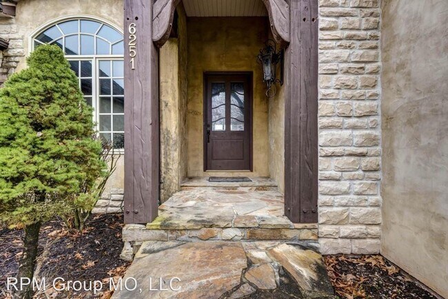 Building Photo - 4 br, 5 bath House - 6251 S. Riverglen Rd.