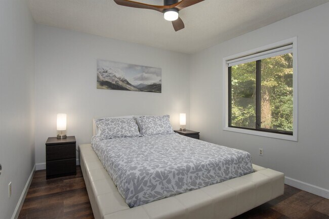 Foto del edificio - 28 Bass Lake Dr