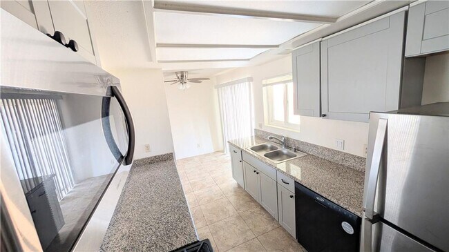 Building Photo - 2 bed/ 2 bath Condo