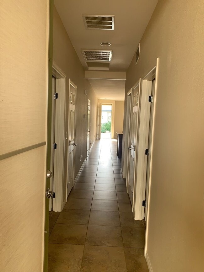 Building Photo - Upgraded Townhome