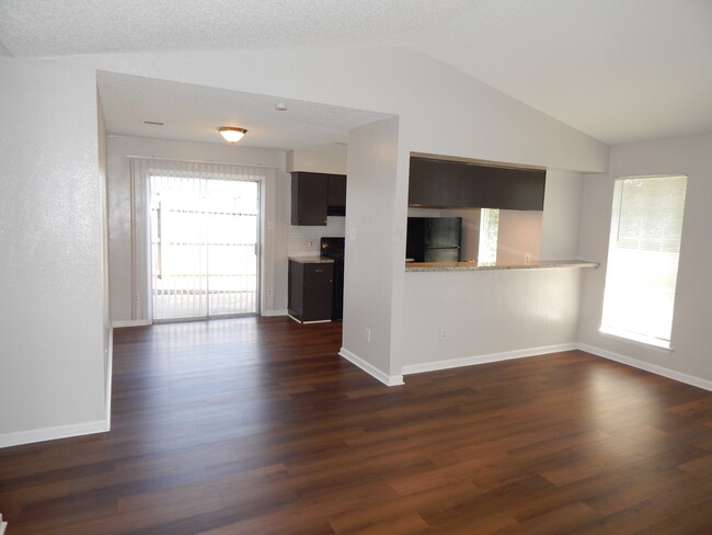 3 bed duplex living room/kitchen - River Oaks Apartments