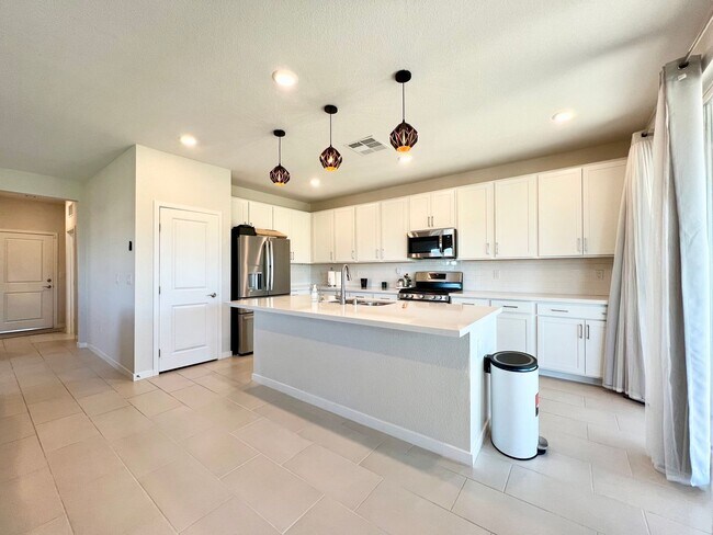 Foto del edificio - NEWER BUILD 4BD/3BA HOME NEAR DEER SPRINGS...