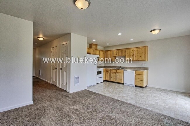 Building Photo - 3 Bed,2.5 Bath Townhome in Battle Ground J...