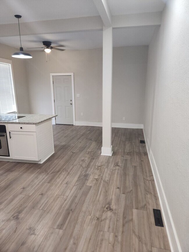 Foto del edificio - Quadplex - Remodeled 2 BR Unit Available Now.