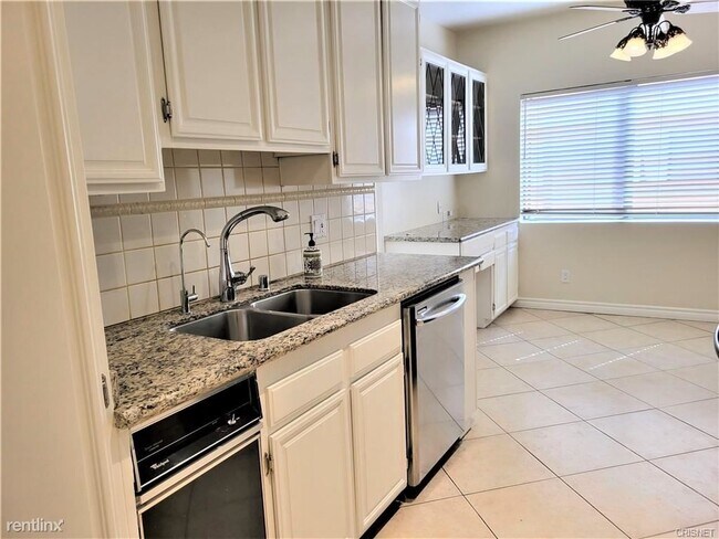 Foto del edificio - 3 br, 3 bath Townhome - 5834 Etiwanda Ave ...