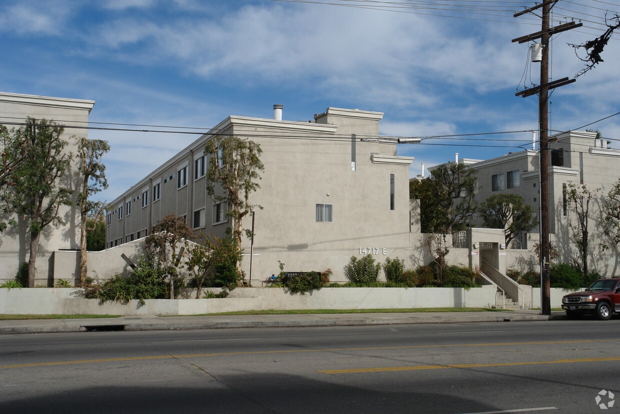 Building Photo - Nordhoff Townhomes