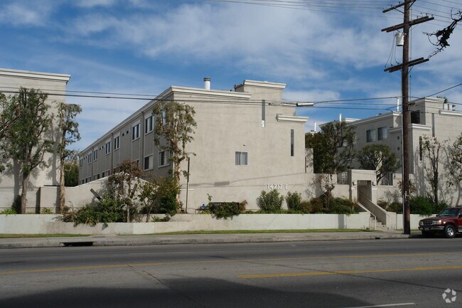 Foto del edificio - Nordhoff Townhomes
