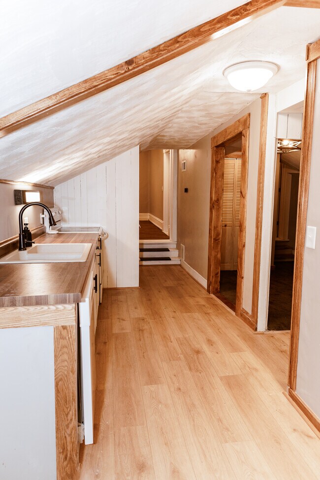 Foto del edificio - 327 S Adams St