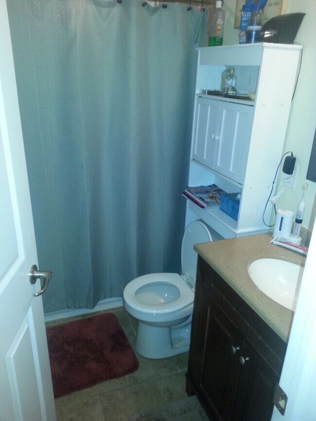 Foto del edificio - Modern 1BR Apartment Near Restaurants And Sops